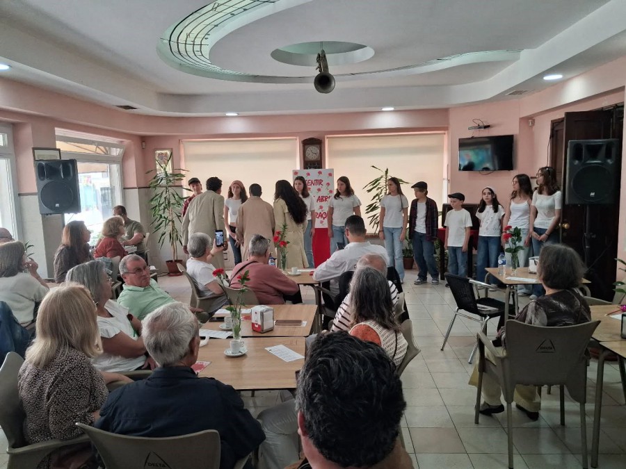 BARREIRO - TISFAL celebra o Dia da Liberdade Performance «UMA MANHÃ A FLORIR»