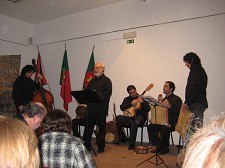 Francisco Naia ao vivo no Barreiro Uma noite para cantar em coro “Há uma rosa vermelha ardendo na madrugada”