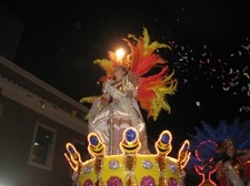 CARNAVAL ANIMOU A NOITE DO BARREIRO Cerca de 700 foliões do Movimento Associativo deram vida ao centro da cidade