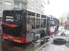 AUTOCARRO ARDE NO BARREIRO Autocarro dos Transportes Colectivos do Barreiro ficou completamente carbonizado no Alto do Seixalinho . Não se registaram acidentes pessoais