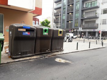 Barreiro - Uma mancha de óleo bastante grande no chão É necessário deslocar o ecoponto para outro local