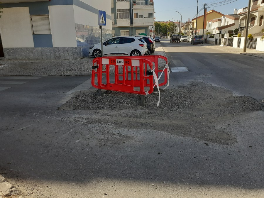 No entroncamento da rua da Estremadura - Santo António da Charneca / Barreiro> Encontra-se um buraco no meio da estrada há mais de três meses por reparar