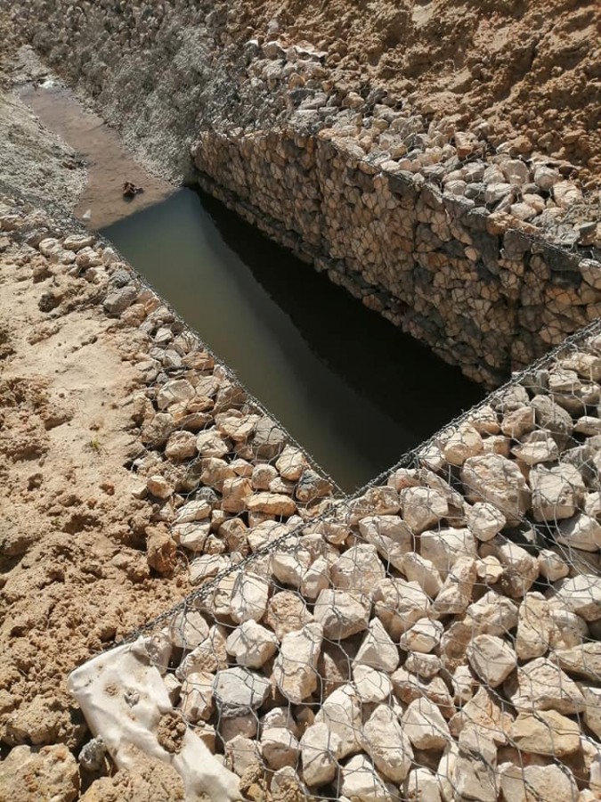 Barreiro - No Parque da Urbanização de Sete Portais Descarga de águas residuais em vala a céu aberto
