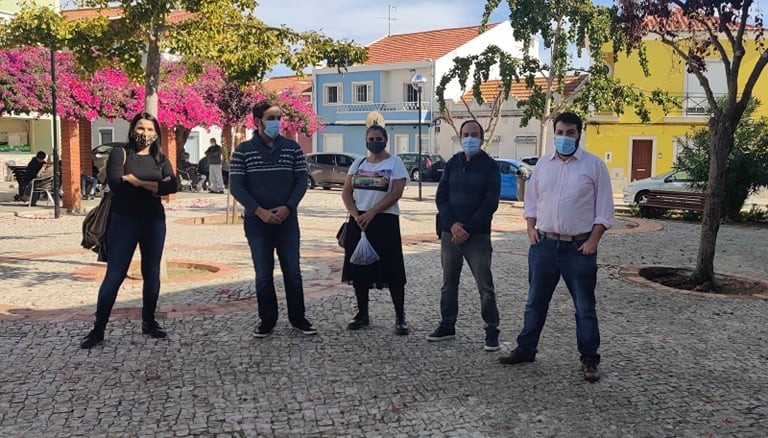 Moita / Sarilhos Pequenos - Péssimo estado de conservação de antiga conduta de água É inadmissível e põe em causa a normal vida das pessoas que ali vivem.