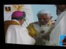 D. Gilberto Canavarro, Bispo de Setúbal Ofereceu ao Papa uma lembrança do Santuário do Cristo Rei em Almada