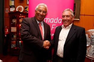 António Costa e candidatos socialistas à Câmara Municipal de Almada reunidos num jantar