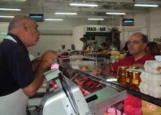 Leonel Brandão candidato PS visitou o Mercado 25 de Abril Mercados municipais são «motores de dinamização»
