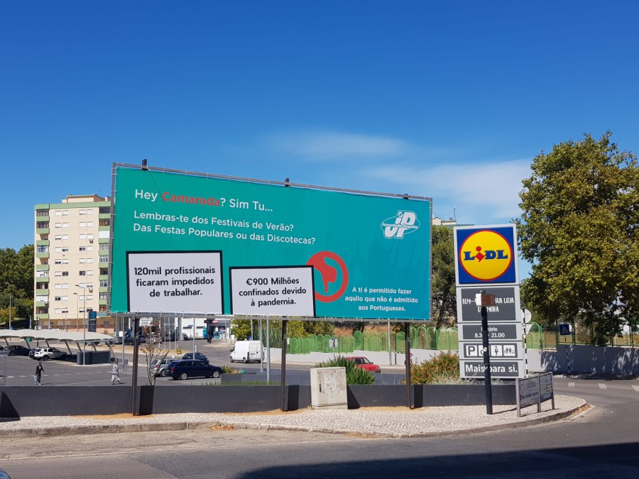 Na freguesia da Amora - Seixal Juventude Popular coloca outdoor às portas do Avante