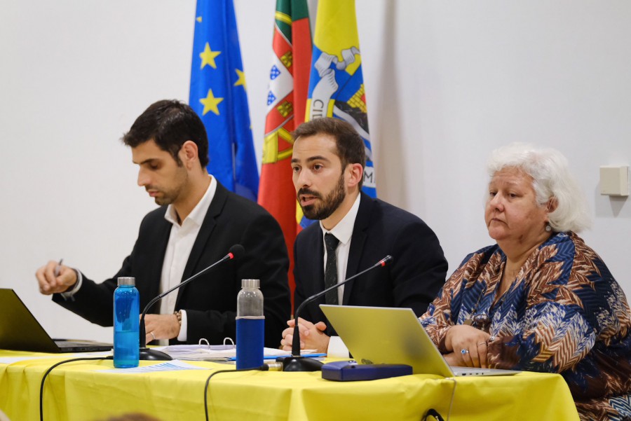 Deputado à Assembleia da República e ex-líder da JS Ivan Gonçalves eleito Presidente da Assembleia Municipal de Almada . Dos mais jovens Presidentes de Assembleia do país.