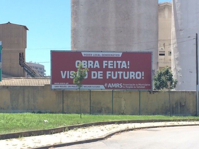 Setúbal - Mensagem «poder local democrático - obra feita, visão de futuro» PSD acusa AMRS de deitar dinheiro dos contribuintes para a rua