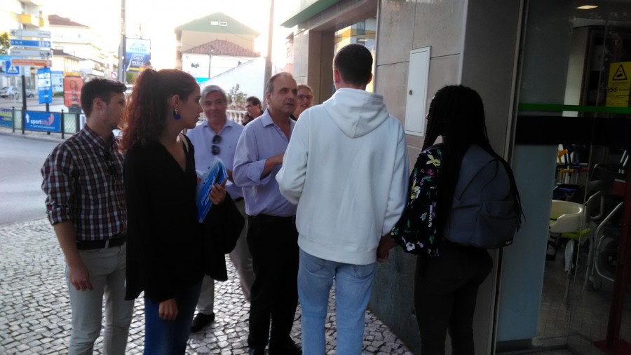 CDU ganha apoio nas acções de rua no concelho de Sesimbra Prioridade o aumento geral dos salários e das reformas e pensões