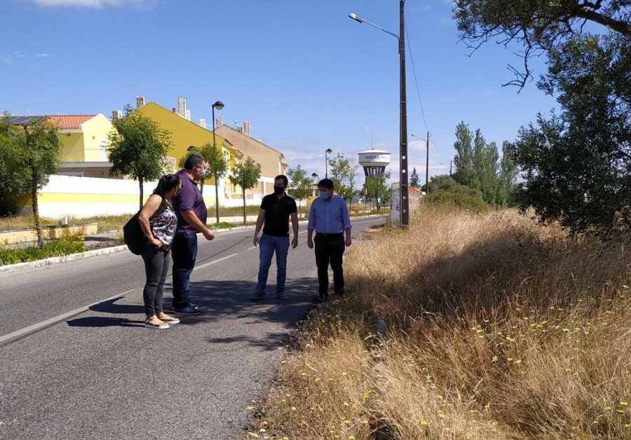 Dirigentes e autarcas do PS visitaram Sarilhos Pequenos A falta de água é uma das prioridades registada