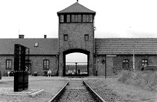 Posto de Turismo na Moita José Julião mostra “Auschwitz - Altar do Mundo”