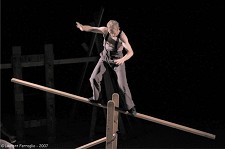 No Barreiro, espectáculo de acrobacia e equilibrismo Companhia francesa apresenta novo circo no Auditório Municipal Augusto Cabrita