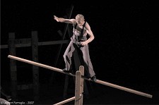 Espectáculo de acrobacia e equilibrismo no Barreiro Companhia francesa apresenta novo circo no Auditório Municipal Augusto Cabrita