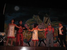 UTIBTeatro – Barreiro «O Raio das Coristas» aqueceu uma noite fria . Actores viveram de forma apaixonada o espectáculo