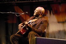 Em Sesimbra Blues do camaronês Roland Tchakounte no Cineteatro Municipal