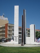 Escultura “Paz e Amizade” de Malangatana centro do Barreiro Vandalizada pela «liberdade de expressão» de quem não respeita o património público