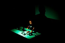Artes para Bebés invadem a cidade de Setúbal Teatro do Elefante estreia o espetáculo de poesia para bebés «A Flor vai ver o Mar»