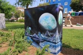 Jovens writers setubalenses e de Beauvais cidade geminada com Setúbal Pintaram 35 armários da EDP na placa central da Avenida Luísa Todi