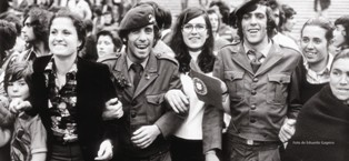 Biblioteca de Palmela recebe exposição de Eduardo Gageiro Algumas imagens dos momentos e pulsar da revolução de abril