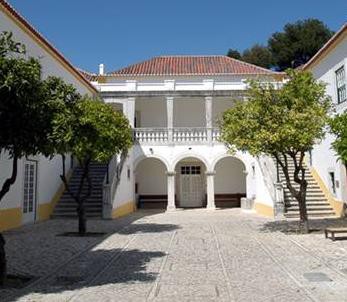 Exposição Velho Sol de Paulo Brighenti em Almada Desenhos que são pinturas mas também são esculturas.