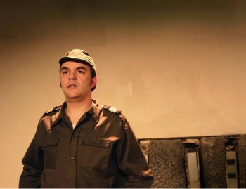 Almada - 24A74 - Salgueiro Maia em cena no Teatro Municipal Joaquim Benite Memória dos acontecimentos que abriram caminho à Revolução de Abril