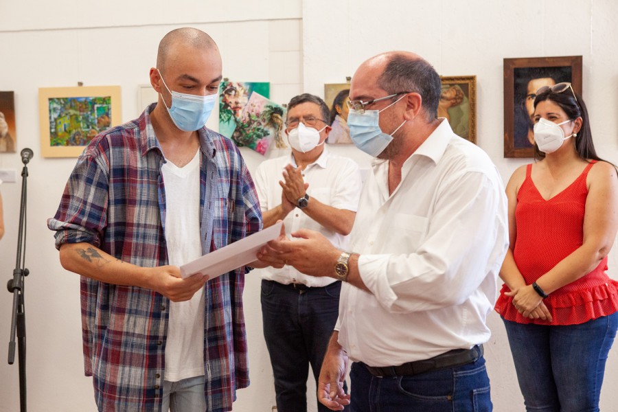 José Miguel Tavares Rodrigues Pereira com a obra «Factory Towers» Vencedor da X Bienal de Pintura de Pequeno Formato - Prémio Joaquim Afonso Madeira.