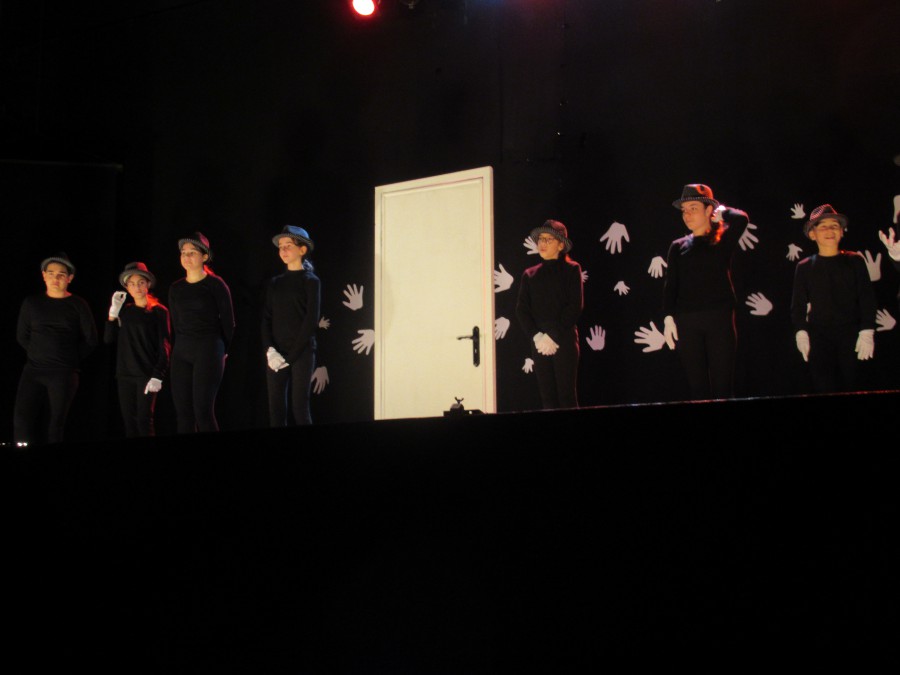 BARREIRO - TISFAL – Teatro Infantil da SFAL «Preto no branco» um hino aos sentidos e ao amor: a nossa história!