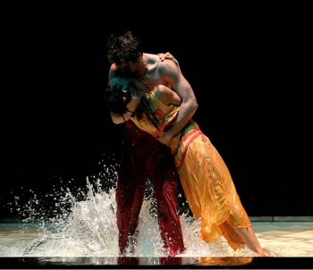No Teatro Municipal Joaquim Benite em Almada Bailado Pedro e Inês pela Companhia Nacional de Bailado