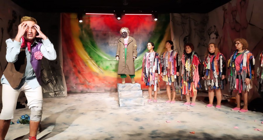 Projéctor - Companhia de Teatro do Barreiro «As Mamas de Tirésias» - uma peça que diverte e agita os neurónios.