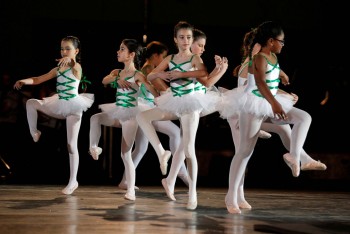 Seixal - Quebra-Nozes com 90 bailarinos no palco do Fórum Cultural Bailado que retrata uma história de Natal