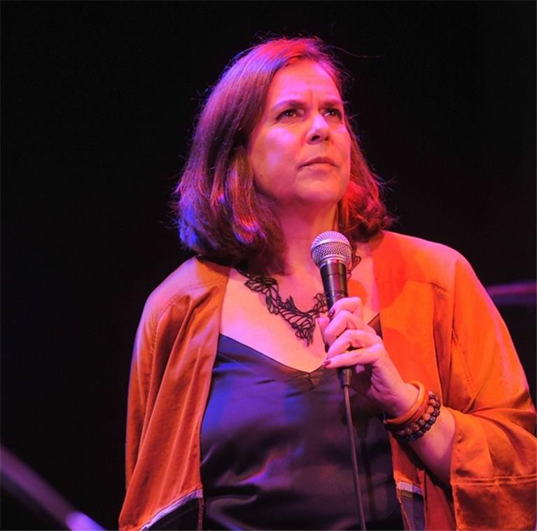 Teatro Animação de Setúbal Apresenta «Vestido Vermelho» no Dia internacional da Mulher . Uma leitura encenada de dois contos de Mia Couto