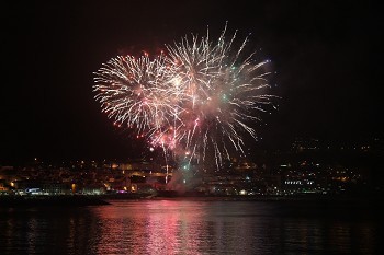 Réveillon 2014 em Sesimbra Novo ano recebido com fogo de artifício sobre a Baía e música de Verdi e Wagner