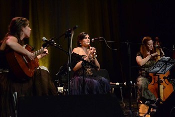 Baile de danças tradicionais europeias na Biblioteca de Palmela Leónia de Oliveira e B’rbicacho dinamizam evento