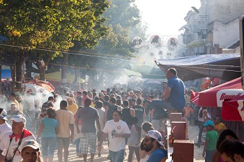Milhares de pessoas em convívio na principal avenida da Moita Tarde do Fogareiro – Festas em Honra de Nª Srª da Boa Viagem