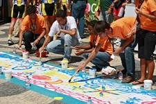 Para bater o recorde do Guinness em Lisboa Maior tela pintada desafia a imaginação