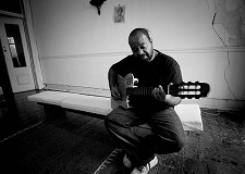 Concerto comemorativo do 25 de Abril em Santiago do Cacém Cantor Angolano Paulo Flores actua em Vila Nova de Santo André