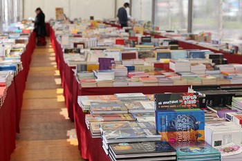 Na Feira do Livro de Setúbal Milhares de títulos de várias editoras do romance ao técnico