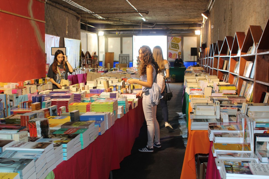 Na Praça da Califórnia em Sesimbra Feira do Livro de Sesimbra . De 21 de julho a 20 de agosto