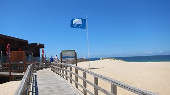 Sesimbra - Lagoa-mar recebe Bandeira Azul pela primeira vez Moinho de Baixo, no Meco, e Ouro, na vila de Sesimbra, com bandeira Praia Acessível