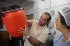 No Barreiro Munícipio assina Protocolo com seis dezenas de entidades . Recolha de óleos alimentares usados