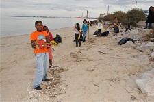 Praia do Clube Naval no Barreiro Alunos da EB 2/3 Padre Abílio Mendes em acção de limpeza