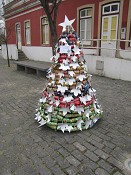 Nove Árvores de Natal Recicladas em Exposição no Centro de Grândola
