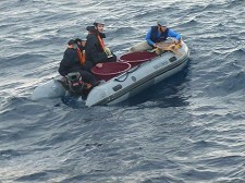 NRP Cuanza liberta tartarugas no Atlântico
