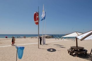 Bandeira Azul foi hasteada em Sesimbra Na Praia do Ouro hasteado pelo oitavo ano consecutivo Galardão Praia Acessível