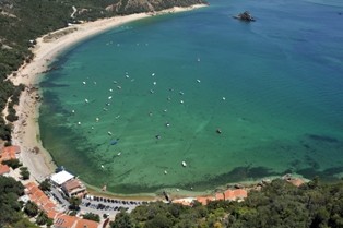 Grupo de 58 voluntários na zona do Portinho da Arrábida em Setúbal Na maior iniciativa de voluntariado corporativo do país