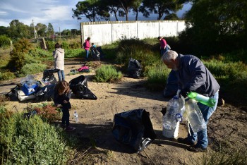 Barreiro - Vinte sacos cheios com resíduos recolhidos por voluntários Ação de Limpeza do Sapal do Coina