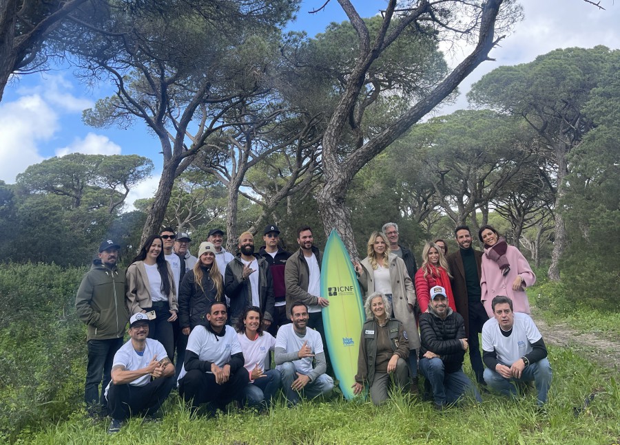 Na Mata Nacional dos Medos em Almada Personalidades ligadas ao surf plantam 100 árvores e arbustos