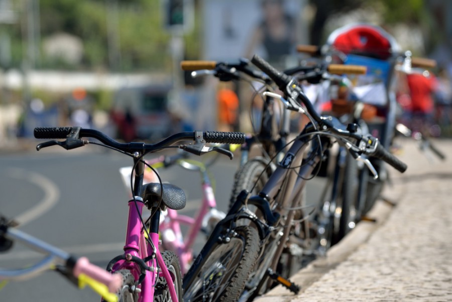 Setúbal - Dia Europeu Sem Carros sensibiliza comunidade escolar Comboio de bicicletas para pais e filhos percorre as ruas de Azeitão